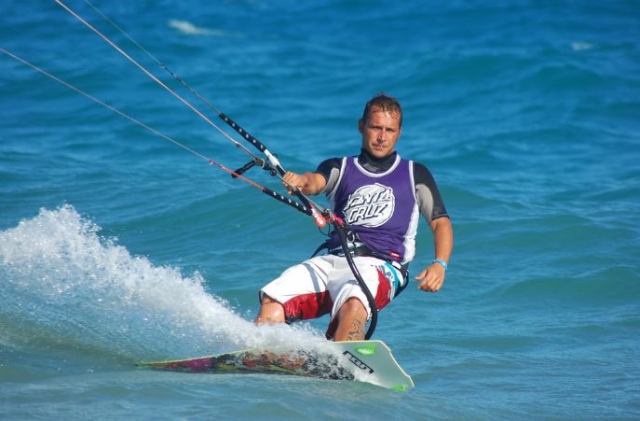 haciendo kitesurf con una sola mano